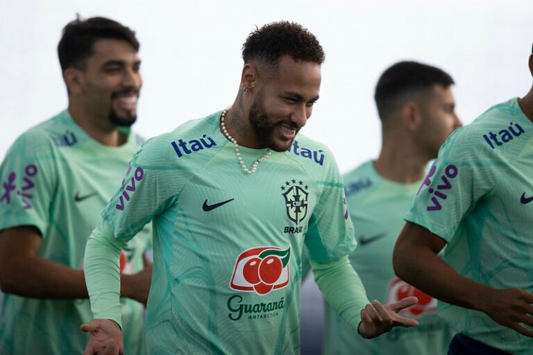 Neymar sofre susto em treino e é atendido por médicos da Seleção