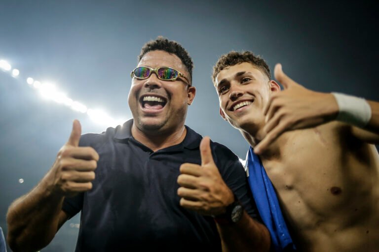 John Textor elogia gestão de Ronaldo no Cruzeiro após conquista do acesso