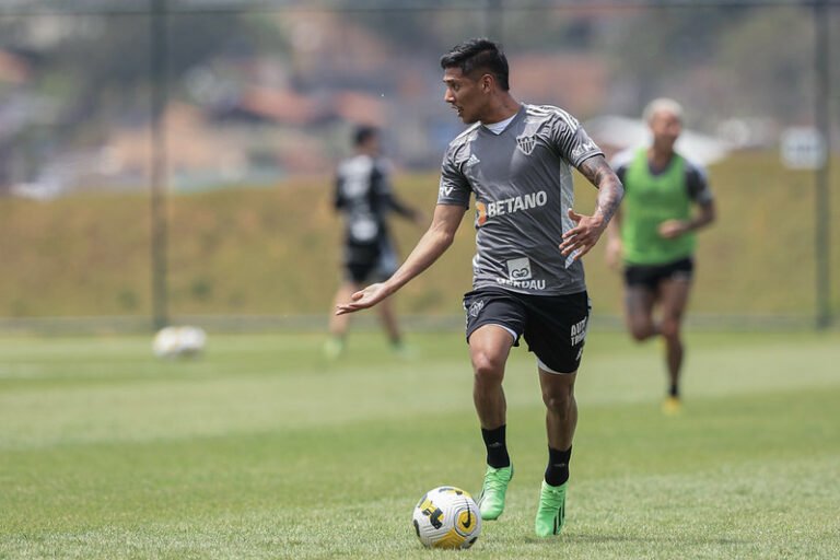 Zaracho treina com o elenco e reforça o Atlético contra o Palmeiras