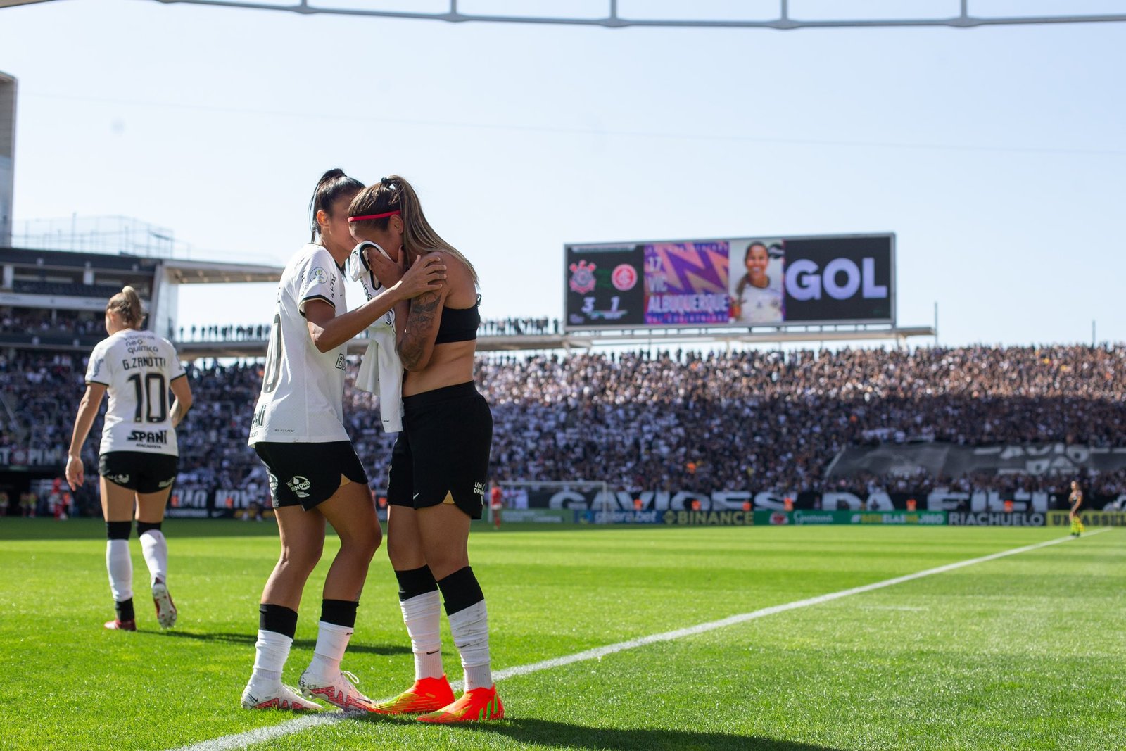 Com o maior público da história do futebol feminino, Inter e