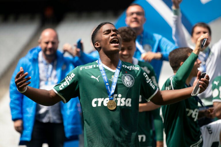 Manchester United monitora Endrick, mas vê forte concorrência