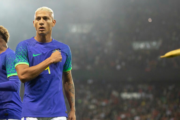 Autor de um dos gols, Richarlison comenta ato racista sofrido durante o jogo