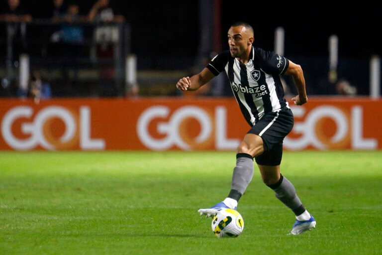 Marçal, do Botafogo, diz que faria a Seleção Brasileira jogar melhor