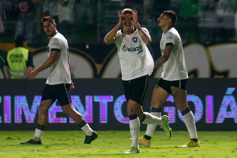 Botafogo vence o Goiás fora de casa e almeja a parte de cima da tabela