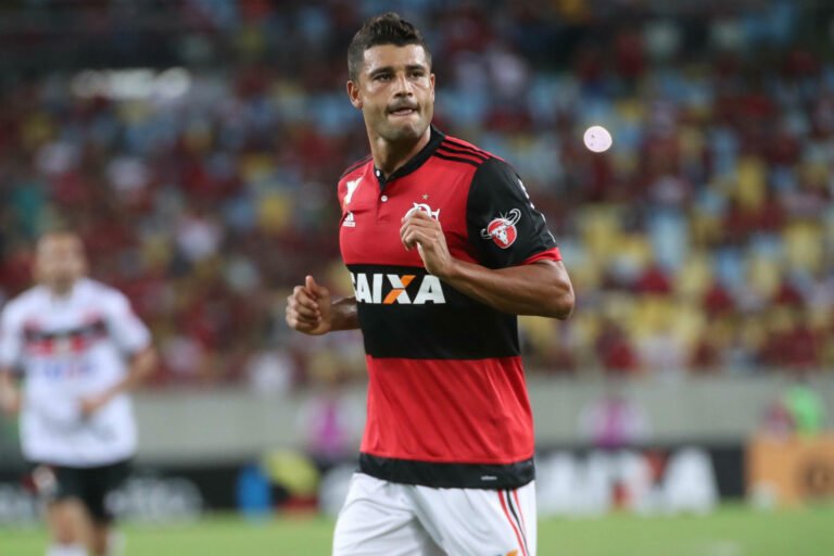 “Complicado estar nas mãos de quem não sabe o que faz”, diz Ederson, ex-Flamengo, sobre Bruno Henrique