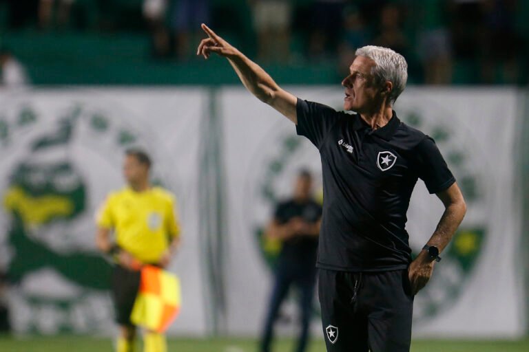 Luís Castro, do Botafogo, explica escolha por iniciar sem Jeffinho contra o Goiás