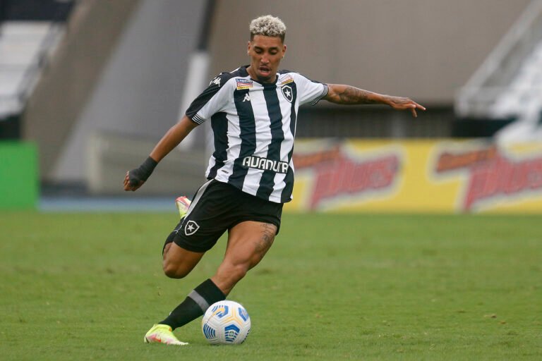 Botafogo promove joia de 17 anos para os profissionais