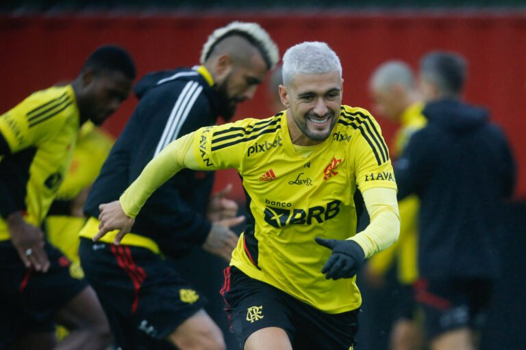 Arrascaeta sofre forte queimadura na mão, mas não preocupa o Flamengo