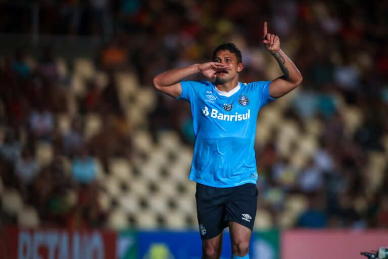 Autor do gol, Elkeson lamenta derrota do Grêmio