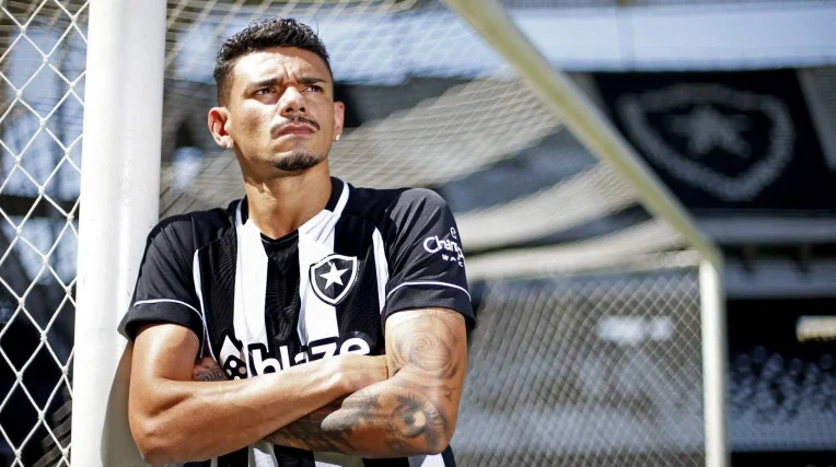 Tiquinho Soares será relacionado pelo Botafogo para o confronto contra o Fortaleza