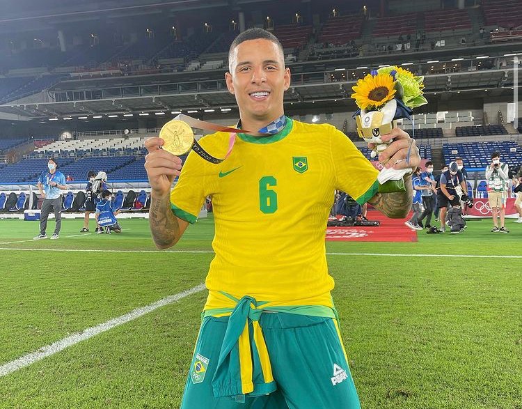 Fora dos gramados até 2023, Guilherme Arana comenta sobre Seleção Brasileira