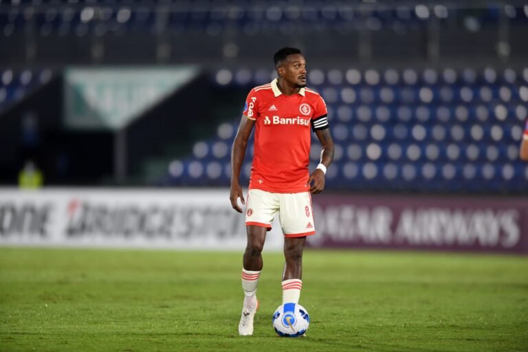 Alvo de Atlético-MG e Flamengo, Edenílson pede para sair do Inter