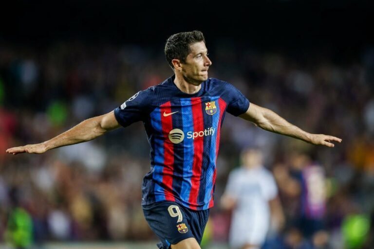 Lewandowski faz história ao marcar hat-tricks por 3 clubes diferentes na Champions