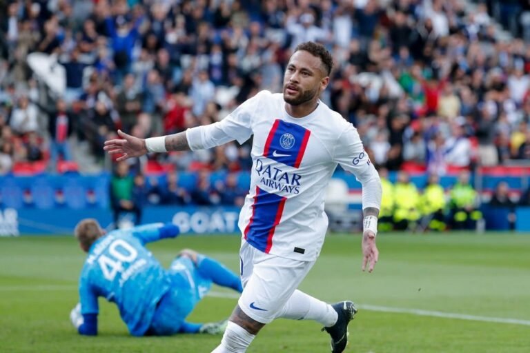 Treinador do PSG se rende ao talento de Neymar: “É um artista”