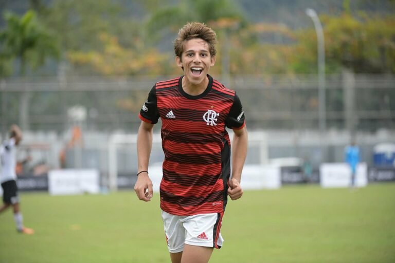 Flamengo renova com joia da base e estipula multa de R$ 356 milhões