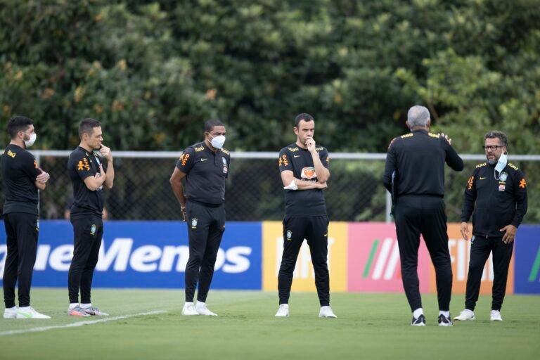 Tite libera seu staff para buscar emprego para 2023