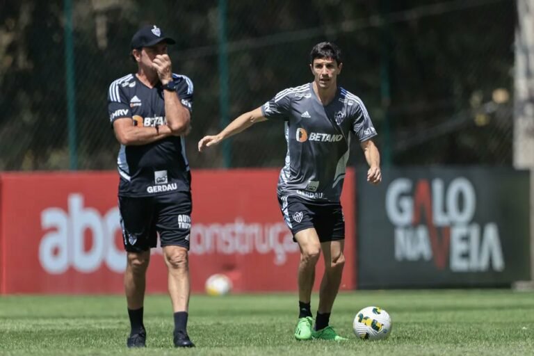 Réver no meio de campo? Galo treina com mudanças significativas no time principal