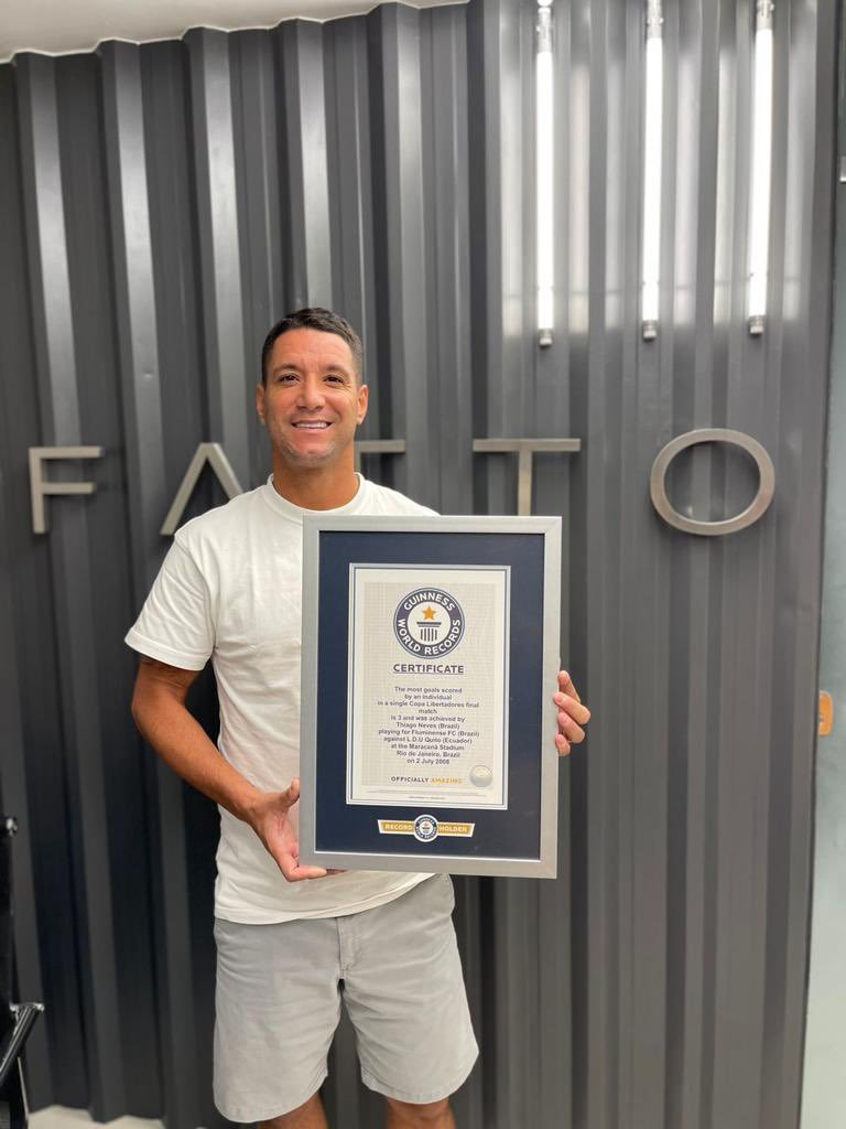 Thiago Neves recebe homenagem do Guinness Book por Hat-trick em final de Libertadores