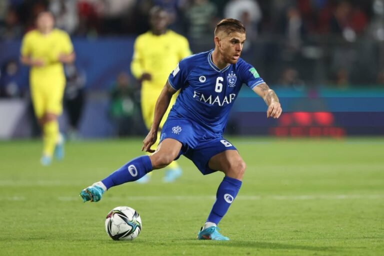 Botafogo, Corinthians e Grêmio estão interessados em Cuellar, ex-Flamengo