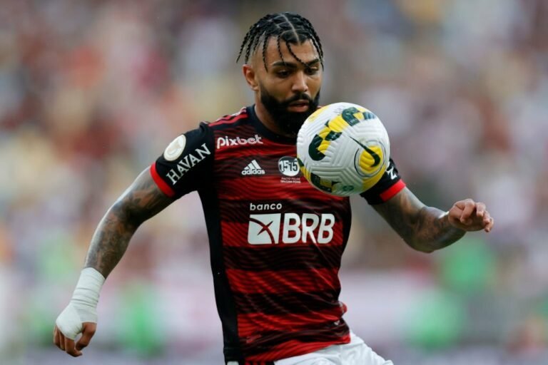 Gabigol evita comentar sobre arbitragem e brinca: “Quer que eu fique suspenso por 3 anos?”