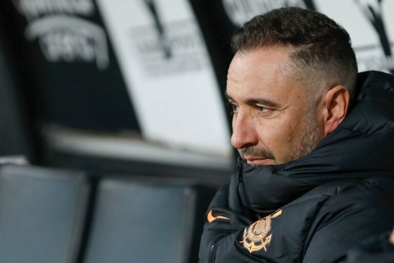 Presidente do Corinthians afirma que não tem pressa para renovar com Vítor Pereira