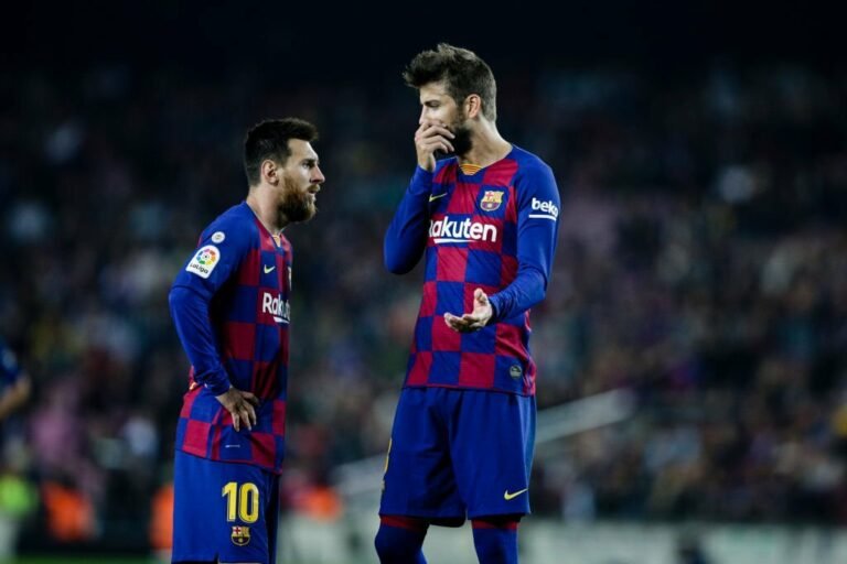 Messi exige saída de Piqué para retornar ao Barcelona, diz rádio