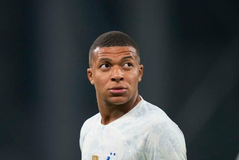 Clima de tensão aumenta no PSG após declaração de Mbappé