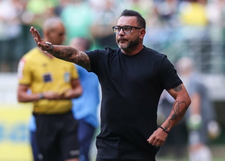 Antonio Mohamed é opção, mas enfrenta resistência no Santos
