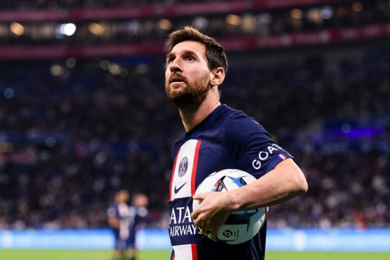 PSG faz primeira proposta de renovação para Messi