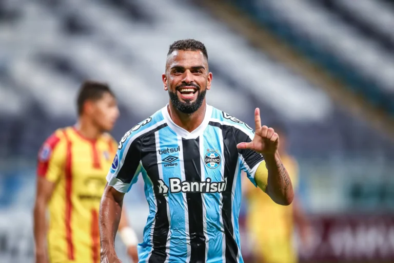 Ex-Grêmio e São Paulo, Maicon anuncia aposentadoria