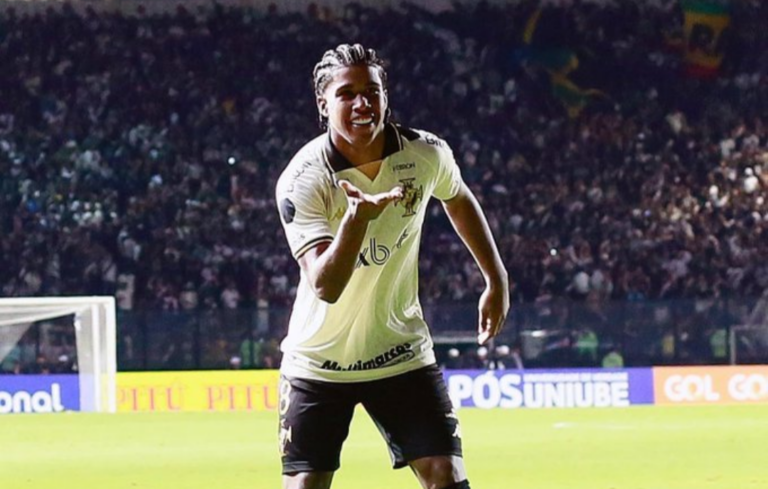 Clube da Premier League entra na corrida com Barcelona e monitora Andrey Santos, do Vasco