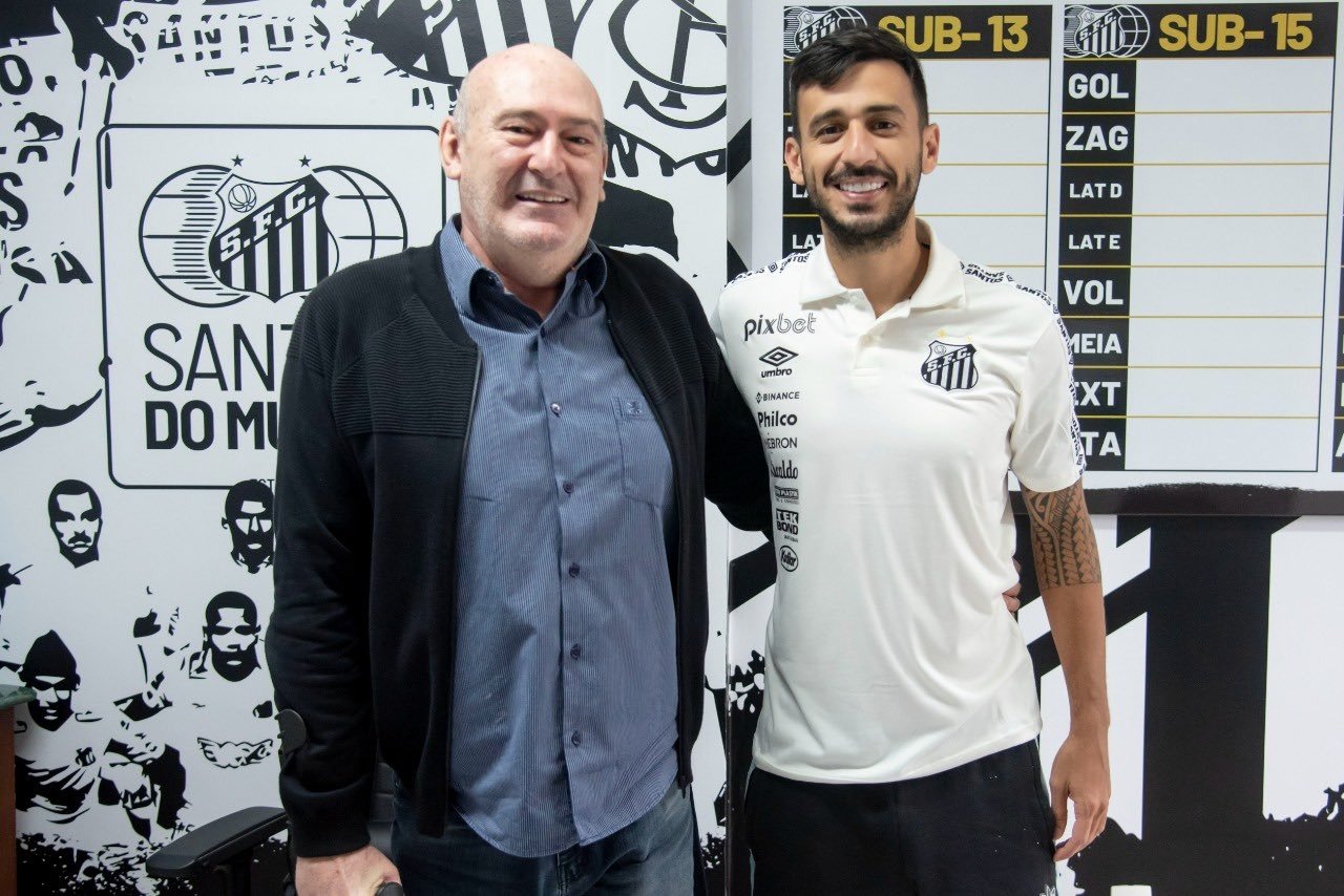 Santos anuncia renovação de contrato com Camacho até 2023