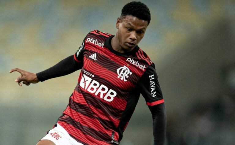 Matheus França deve ganhar espaço no Flamengo com saída de Lázaro