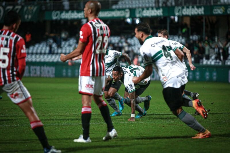 Partida entre São Paulo e Coritiba é adiada pela CBF