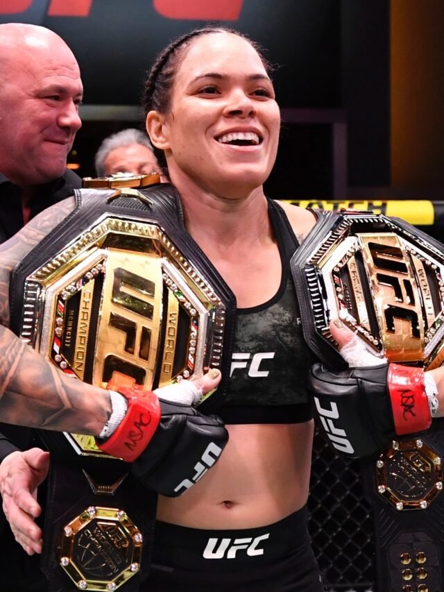 amanda-nunes-com-seus-cinturoes-apos-vitoria-sobre-megan-anderson-no-ufc-259-1615119258571_v2_4x3
