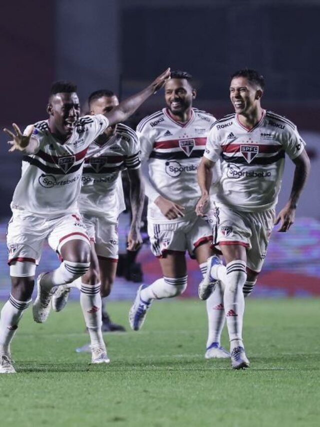 jogadores-do-sao-paulo-comemoram-classificacao-para-a-final-da-sul-americana-1662692159294_v2_450x600