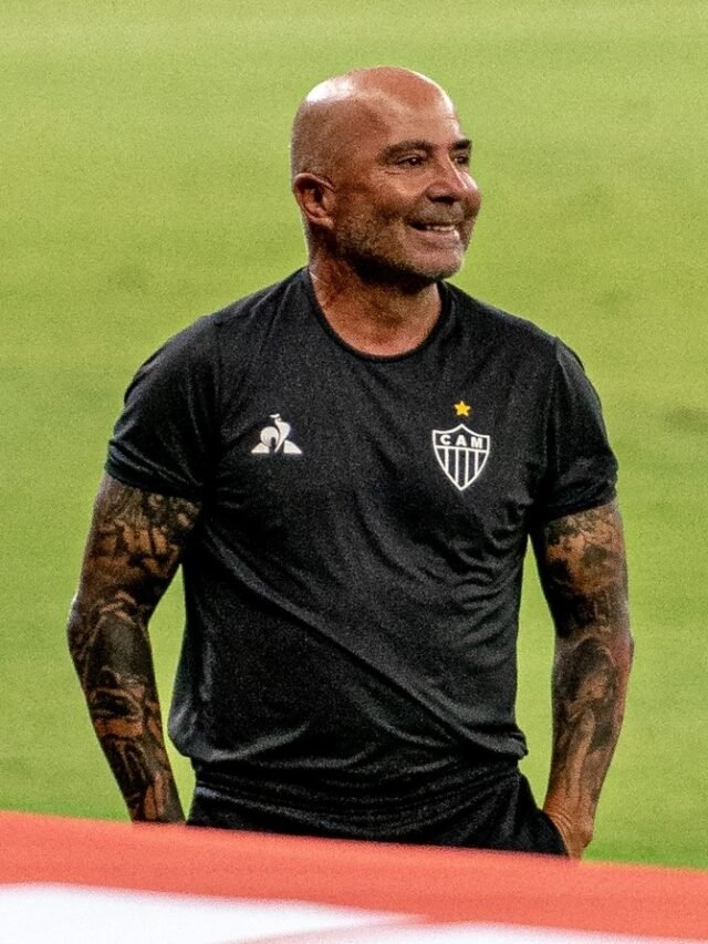 jorge-sampaoli-sorri-durante-atletico-mg-x-santos-jogo-do-brasileirao-2020-1611704201520_v2_3x4