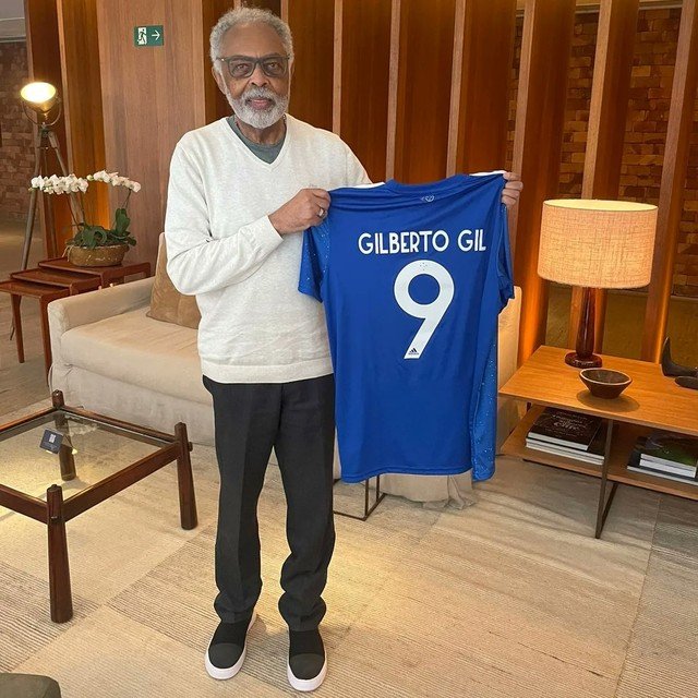 Gilberto Gil ganha camisa do Cruzeiro e se declara “Meu time de coração em Minas”