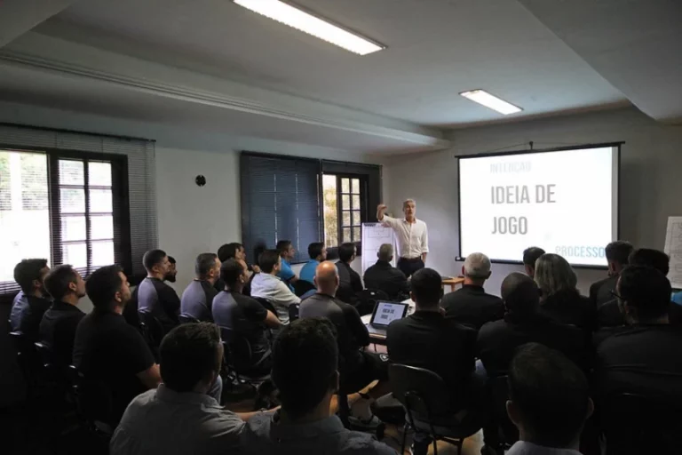 Luís Castro realiza palestra para treinadores de outras categorias do Botafogo para implementar ideias
