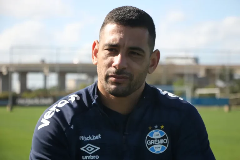 Diego Souza, do Grêmio, revela estar jogando machucado e passará por cirurgia