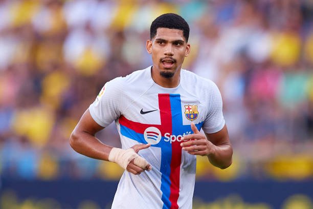 FIFA será obrigada a pagar mais de R$ 35 milhões ao Barcelona devido a lesão de Araújo