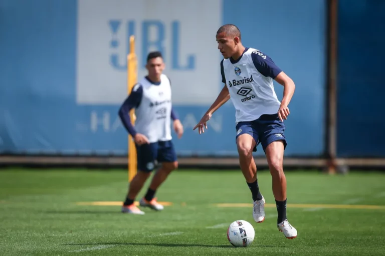 Zagueiro da base aguarda oportunidade na equipe do Grêmio