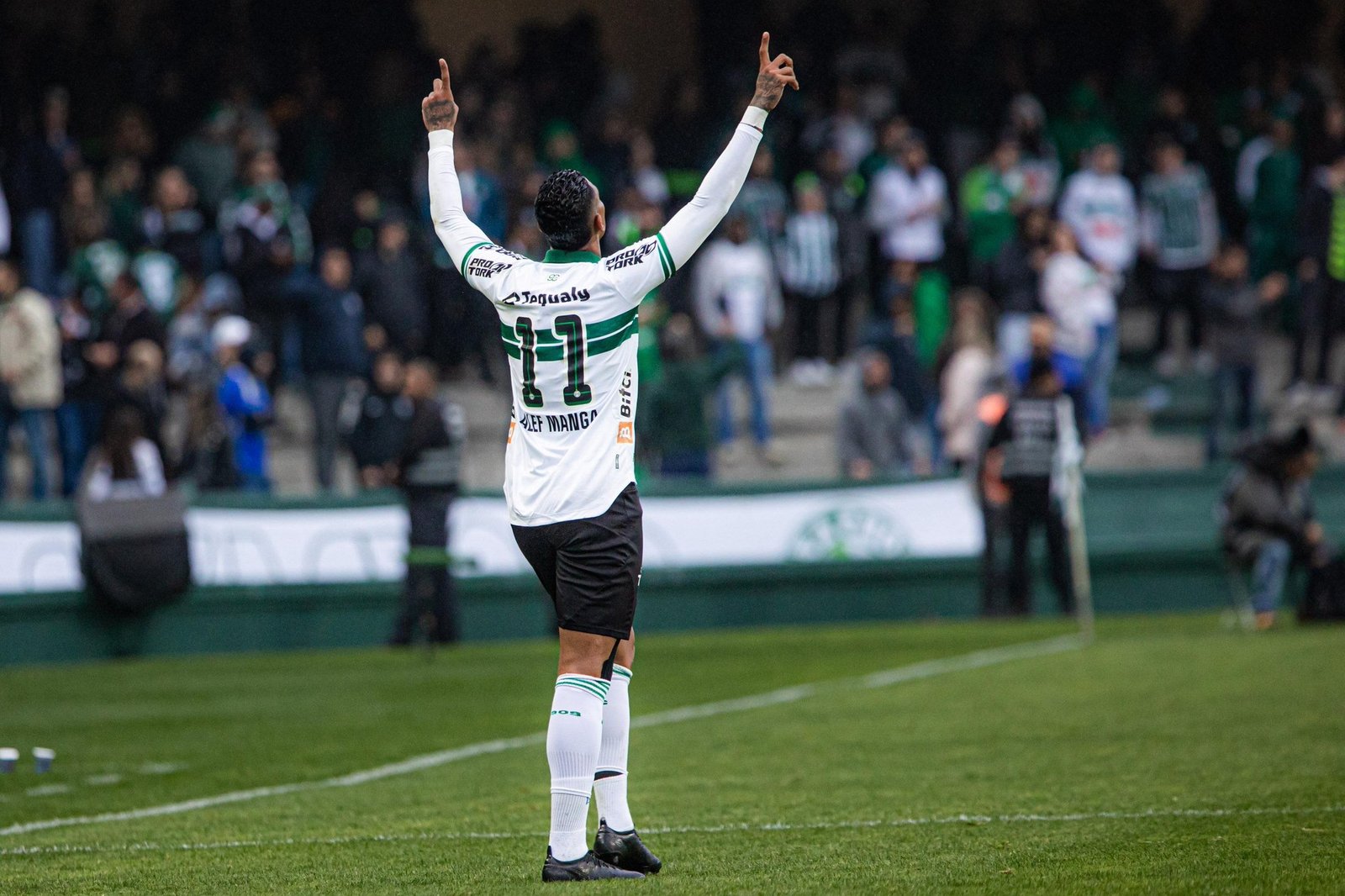 Coritiba encaminha renovação de Alef Manga