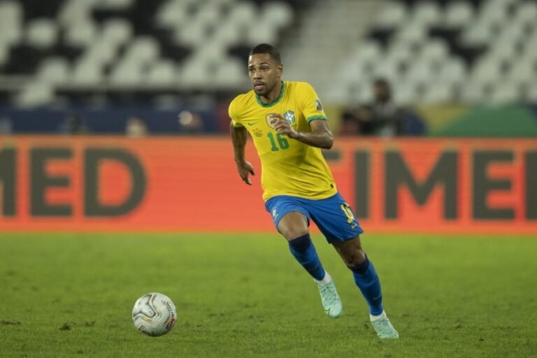 Renan Lodi é convocado para Seleção para substituir Alex Sandro