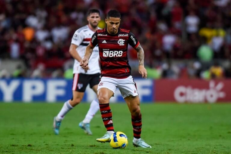 Flamengo faz nova proposta para renovar o contrato de João Gomes; valores não agradam