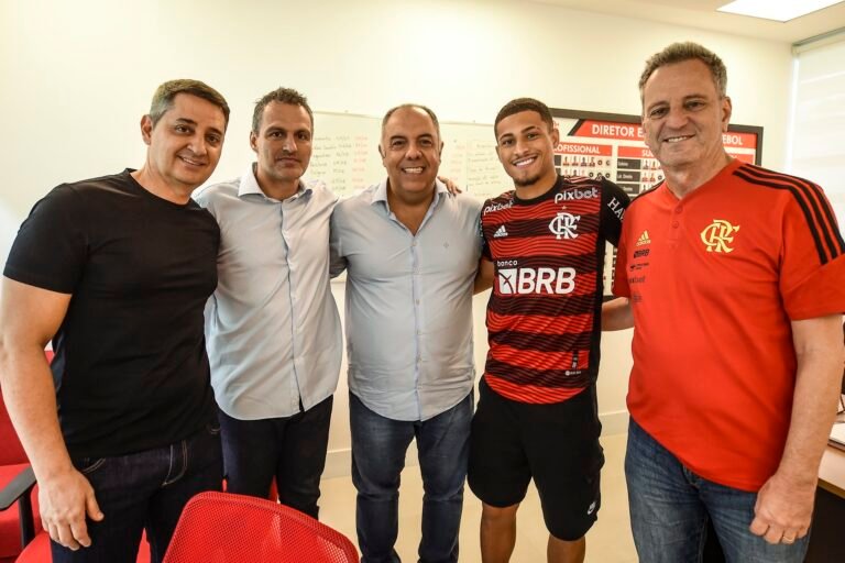 Flamengo anuncia a renovação de João Gomes