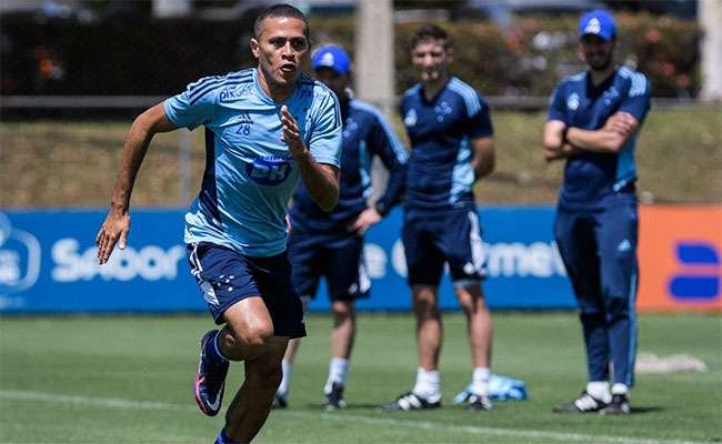 João Paulo volta aos treinos pelo Cruzeiro após mais de quatro meses afastado