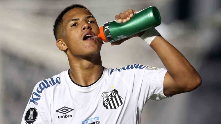 Ângelo comemora sua melhor fase: ‘Já me sinto leve jogando no Santos. É meu clube do coração’