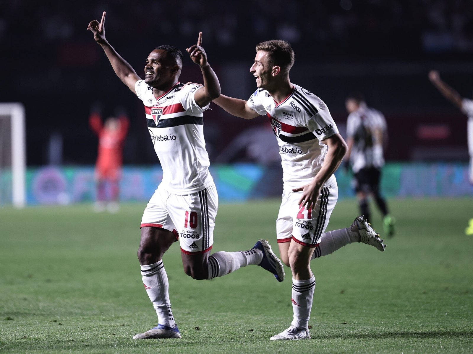 nikao-comemora-gol-marcado-para-o-sao-paulo-contra-o-ceara-1659570529024_v2_4x3