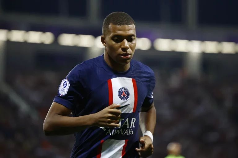 PSG quer R$ 1,7 bilhão para vender Mbappé em janeiro